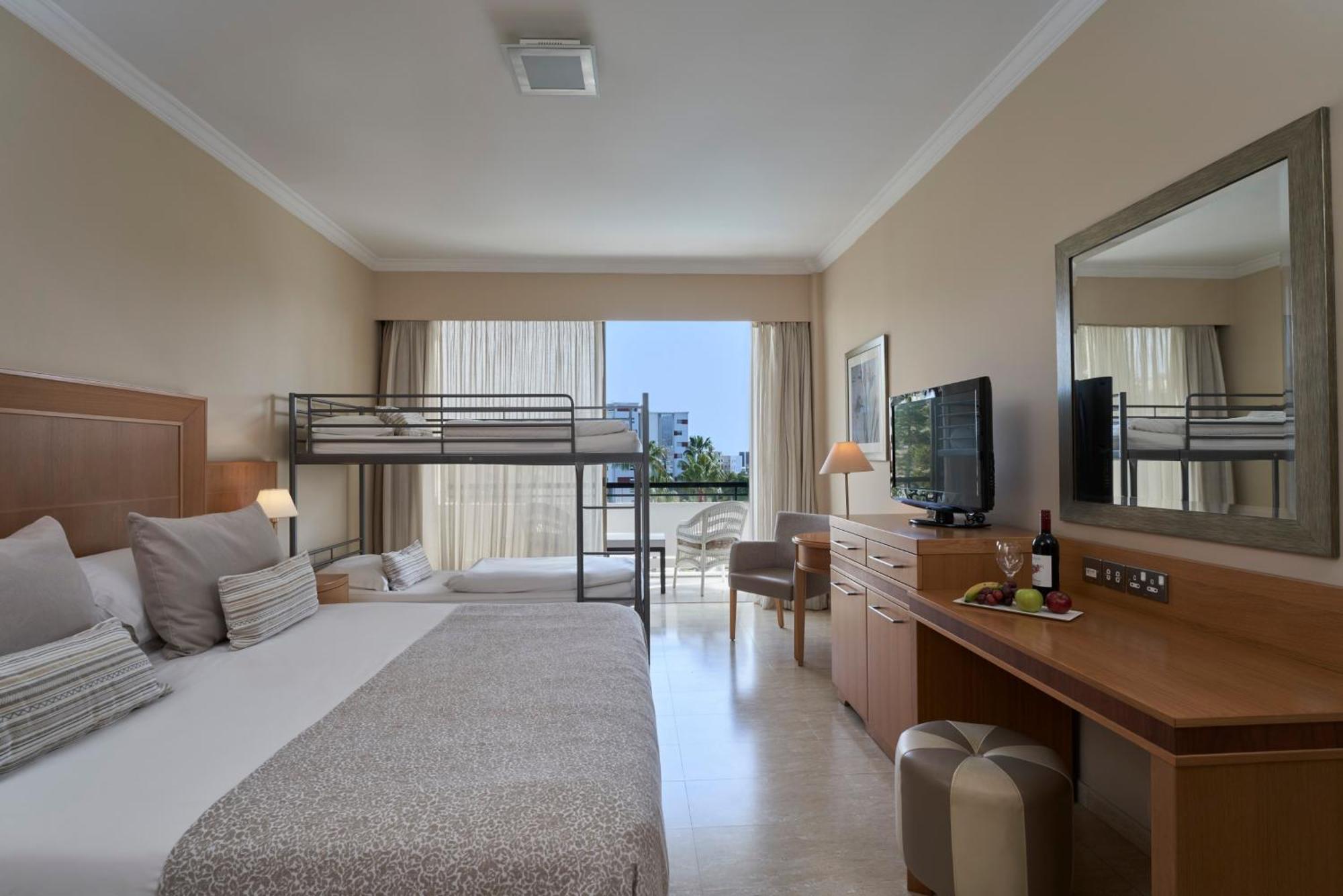 Atlantica Oasis Hotel Limassol Exterior foto