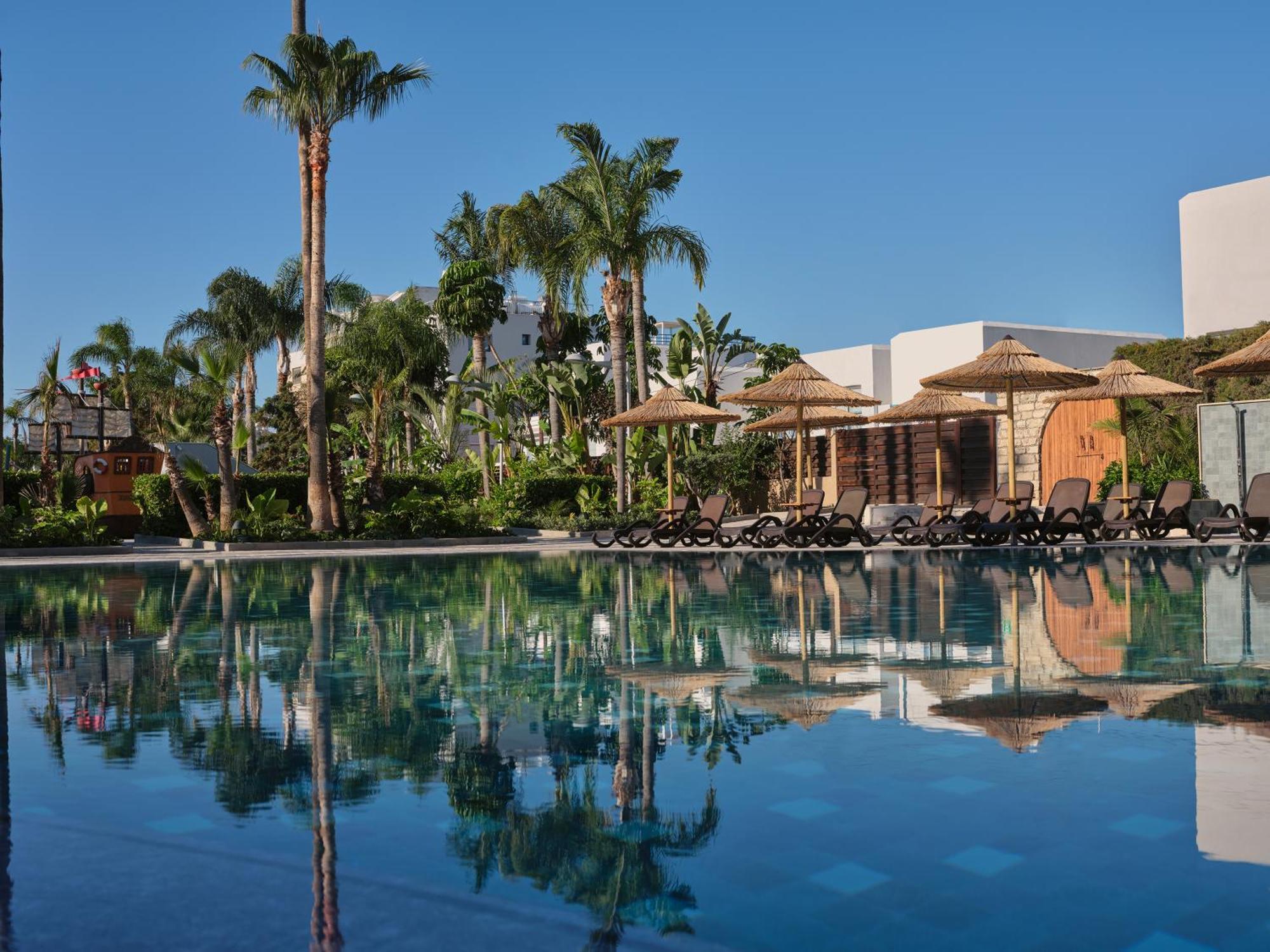 Atlantica Oasis Hotel Limassol Exterior foto