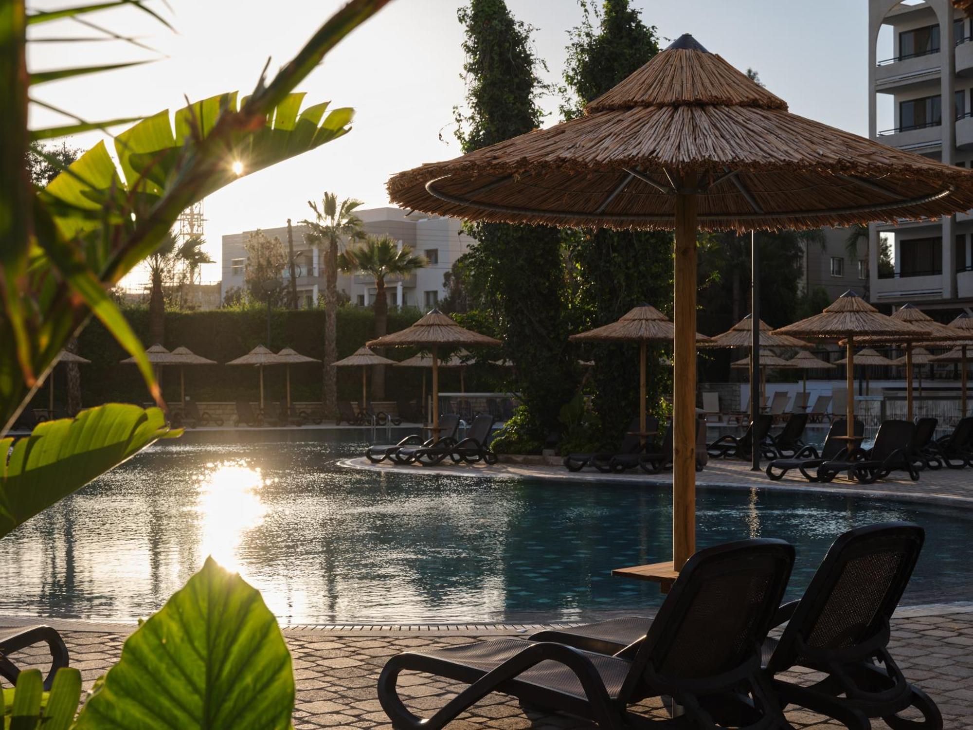 Atlantica Oasis Hotel Limassol Exterior foto